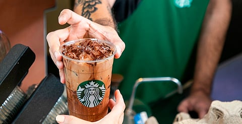 Baristas con nuevo look: Starbucks renovará su uniforme