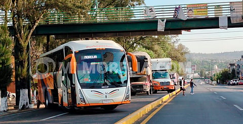 Comuneros y presuntos normalistas bloquean salida a Pátzcuaro