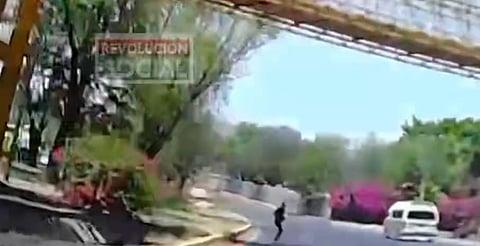 Se salvó por segundos: cruza el periférico corriendo y casi lo atropellan [VIDEO]