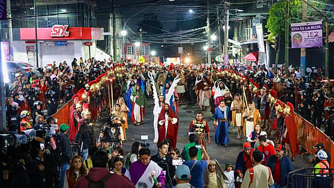 Jesús carga aproximadamente 100 kilos y lo siguen más de 1 millón de personas en el Viacrucis de Iztapalapa