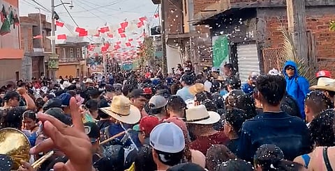 Michoacán: espuma daña visión de asistentes en celebración de Sábado de Gloria en Villachuato