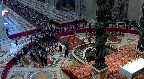 🔴Basílica de San Pedro abre sus puertas para ver el féretro del papa Francisco 