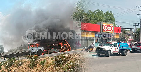 Bloqueos simultáneos y vehículos incendiados en carreteras de Jalisco y Michoacán