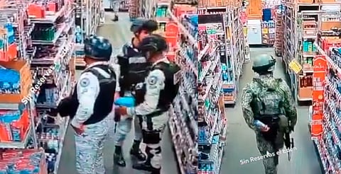 Difunden video de presunto robo por militares mexicanos en supermercado [VIDEO]