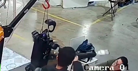 ¿Se rebeló? Robot pierde el control y lanza manotazos en plena demostración