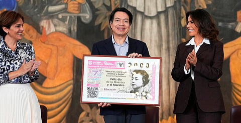 SEP lanza timbre postal y billete de lotería para honrar a docentes de México