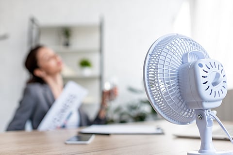 Reportan apagones y altos costos de luz en pleno calor en Huetamo, Michoacán