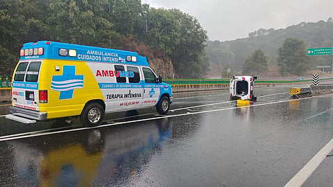 Se accidenta mientras llueve en la carretera Pátzcuaro-Uruapan