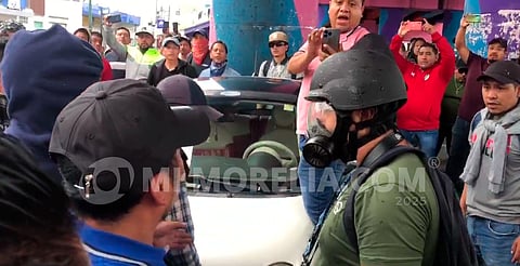 Docentes agreden a fotoperiodista en medio de protesta de la CNTE en Morelia