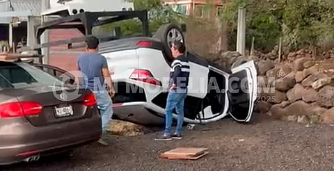 Vuelca camioneta en la Morelia-Pátzcuaro; acusan a torton de provocarlo [VIDEO] 