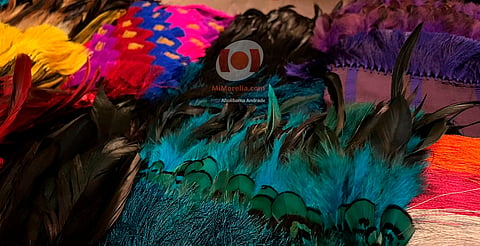 La preservación del rebozo emplumado también está en manos de quienes lo adquieren: artesana