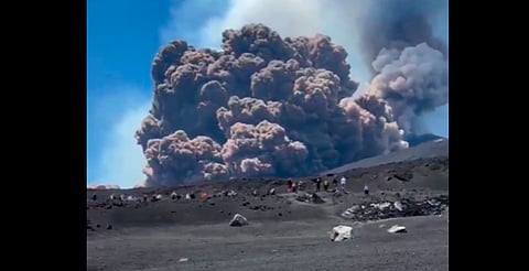 El Monte Etna, en Italia, entra en erupción y causa pánico a turistas [Video]