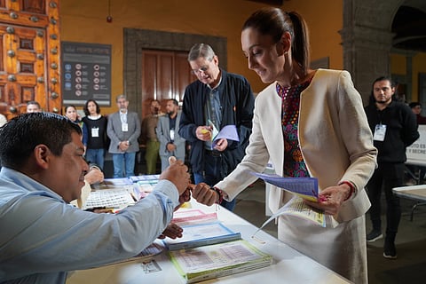 Sheinbaum defiende a su esposo tras críticas por uso de celular al votar