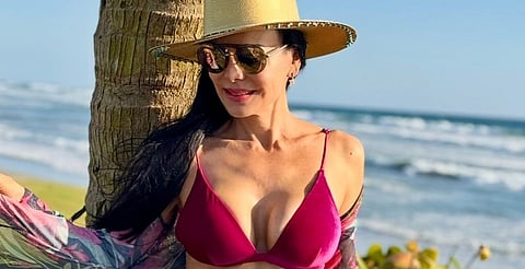 Maribel Guardia cumple 66 años años y presume cuerpazo en bikini de terciopelo rosa