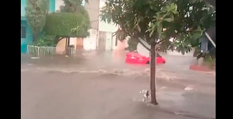 Fuerte corriente arrastra auto en Morelia tras intensa lluvia [VIDEO]