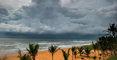 Vigilan posible ciclón tropical al sur de Oaxaca; podría afectar a Michoacán
