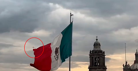 Reportan daños en la bandera del Zócalo de la CDMX [VIDEO]