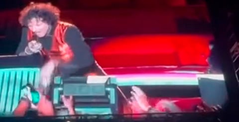 ¡Enojado! Bunbury arrebata celulares a fans que lo grababan en vivo [VIDEO]