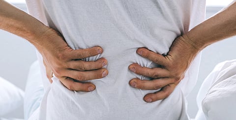 Expertos recomiendan evitar la quiropraxia y acudir con un ortopedista