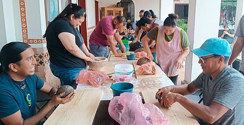 El taller está  a cargo del artesano José Guadalupe Hernández Cano, ganador de la Presea Eréndira