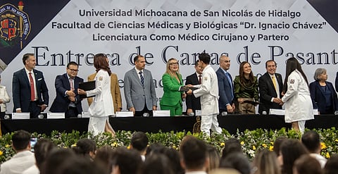 Ustedes son testimonio vivo de que los sueños se alcanzan, señala Yarabí Ávila ante graduados de Medicina