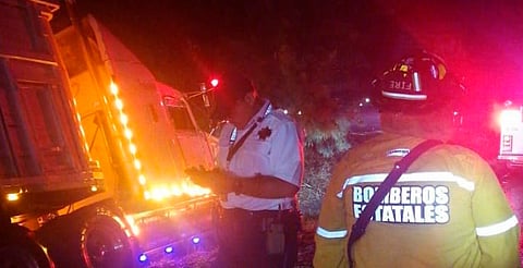 Tráiler se accidenta en la Morelia-Pátzcuaro; autoridades atienden el percance