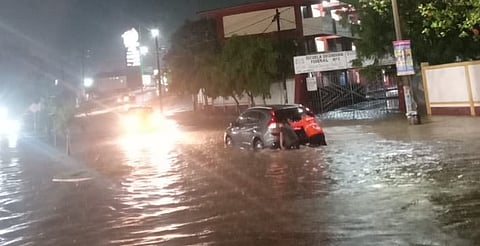 Lluvias por remanente de "Erick" dejan zonas inundadas en Lázaro Cárdenas