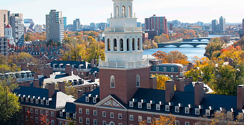 Jueza bloquea veto de Trump; Harvard podrá recibir estudiantes extranjeros