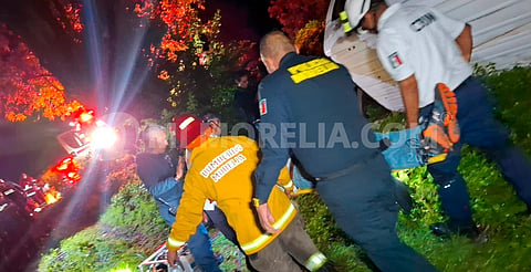 Se registra volcadura vehicular en la Morelia-Quiroga; hay 5 heridos leves 
