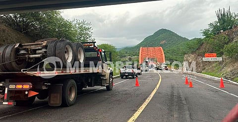 Bloqueo en autopista Siglo XXI tras volcadura de camión pipa cargado con oxígeno
