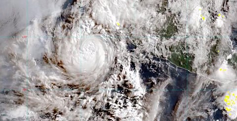 Huracán "Flossie" pierde fuerza en el Pacífico; baja a categoría 2