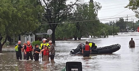 Inundaciones en Texas dejan 13 muertos y niñas desaparecidas