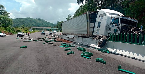Accidente en la Pátzcuaro–Lázaro Cárdenas: tráiler impacta barrera de contención