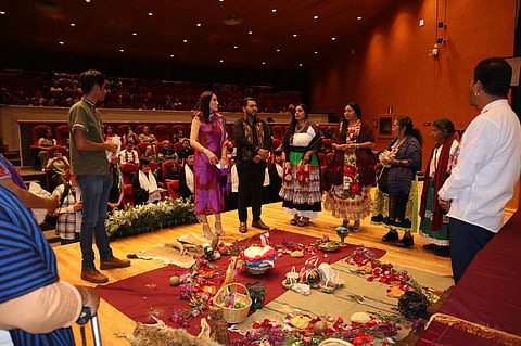 Ritual ceremonial marca graduación en  Universidad Intercultural Indígena de Michoacán con sede en Zamora