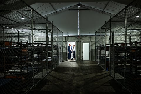 Autoridades mexicanas visitan detenidos en centro migratorio de Florida; ofrece repatriarlos 