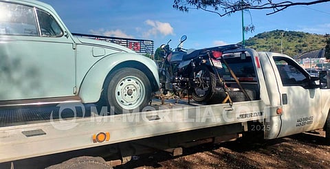 Motociclista queda herido tras chocar contra vocho, en Morelia 