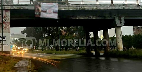 Encapuchados colocan lona con mensaje cerca del estadio "Morelos", en Morelia 