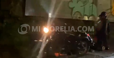 Dos jóvenes caen de motocicleta en la zona sur de Morelia 