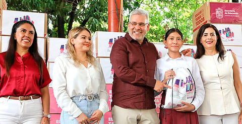 Arranca Bedolla tercera dotación de tenis a estudiantes de secundarias