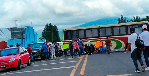 ¡Atención automovilistas! Protesta bloquea carretera Uruapan-Los Reyes 