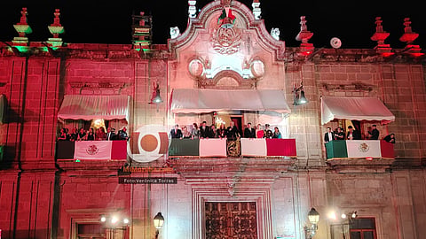 Miles de michoacanos dan el Grito de Independencia en Morelia; mujeres el mensaje