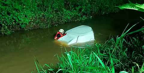Auto cae al río en Morelia; rescatan a conductor ileso