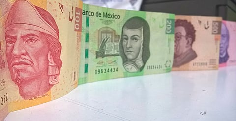 Peso mexicano cae a 18.37 por dólar