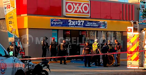 Sujetos queman Oxxo en Zamora; fuego causa daños menores
