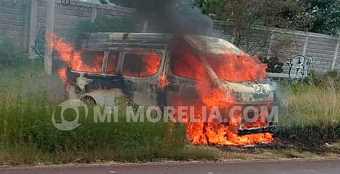 Cártel quema vehículos y bloquea la carretera Erongarícuaro-Pátzcuaro 