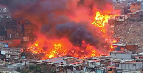 Fábrica clandestina de pirotecnia provoca incendio masivo en Lima