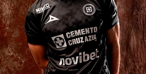 ¡Elegante! Cruz Azul renueva su piel con Jersey totalmente negra 