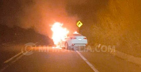 Michoacán: choca contra tráiler y muere calcinado en su auto sobre la Siglo XXI