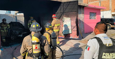 Policía Morelia y Protección Civil sofocan incendio en la colonia Javier Mina; no hay heridos 