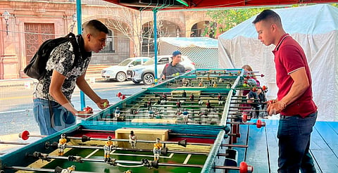 Entre retas, música y nostalgia: el futbolito, alma de Las Cañas en San Diego